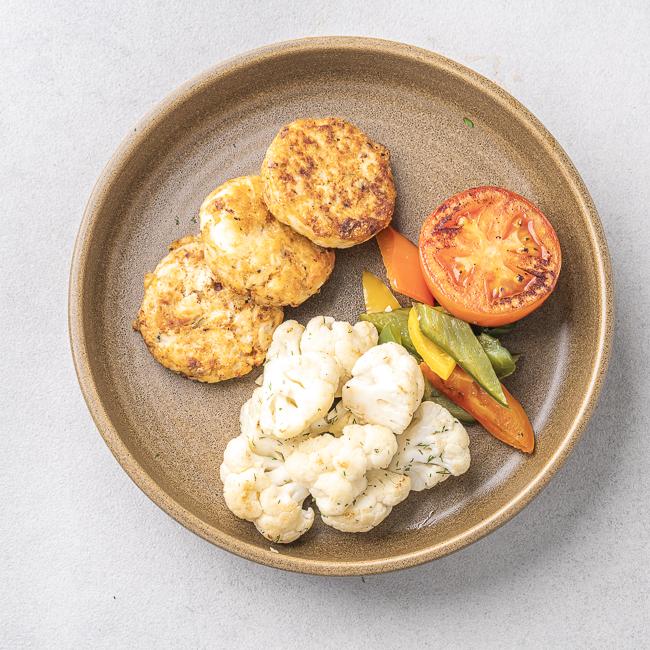 Cajun Fishcakes & Cauliflower Taco Bowl With Tomato & Mixed Peppers